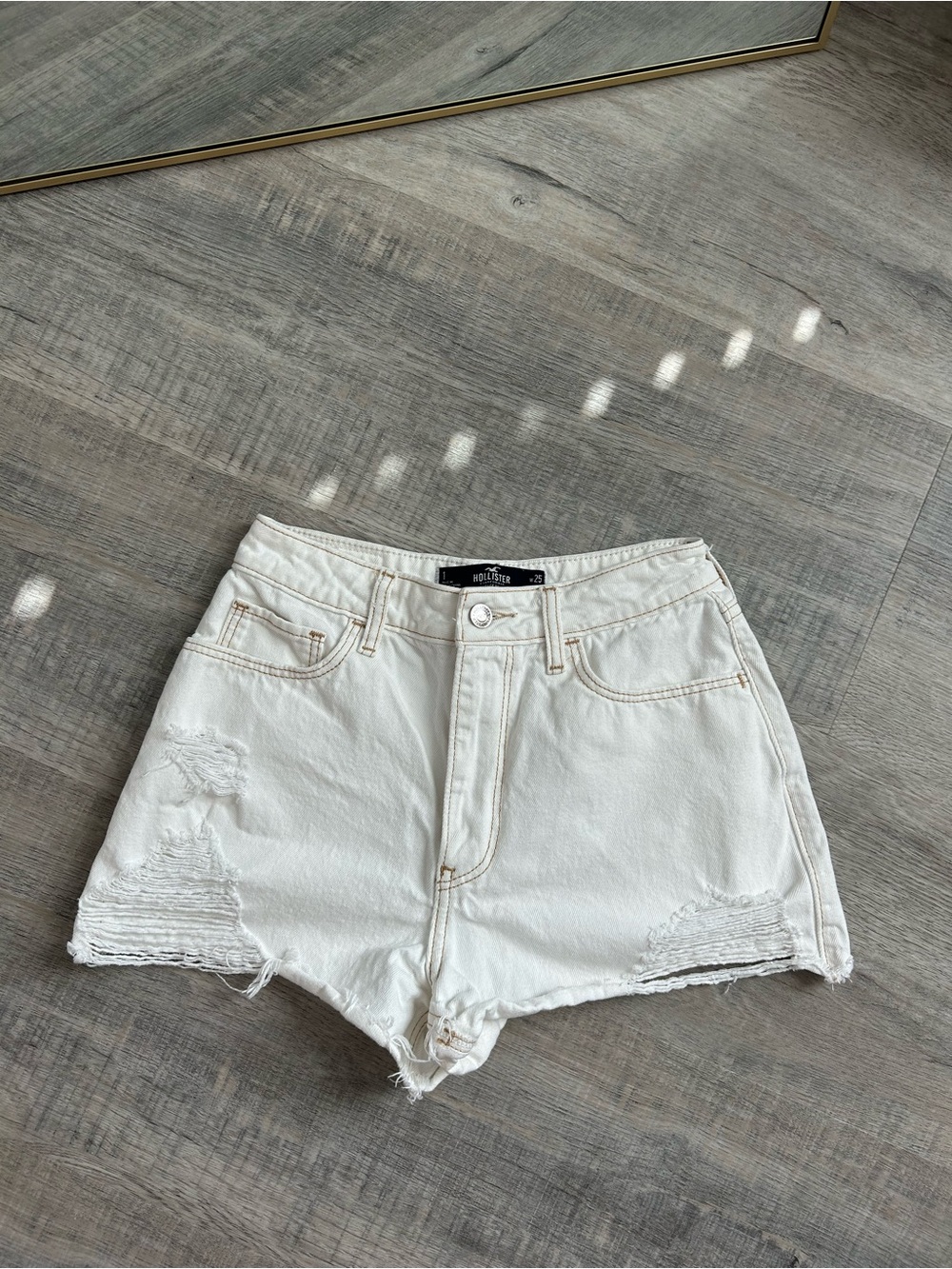Hollister Ultra High Rise Vintage Relaxed Mom Denim Shorts White Distressed 26